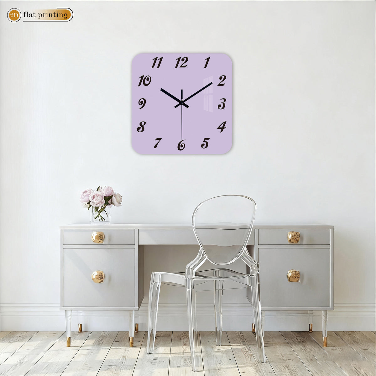 Horloge murale carrée teinte lilas aux chiffres italiques