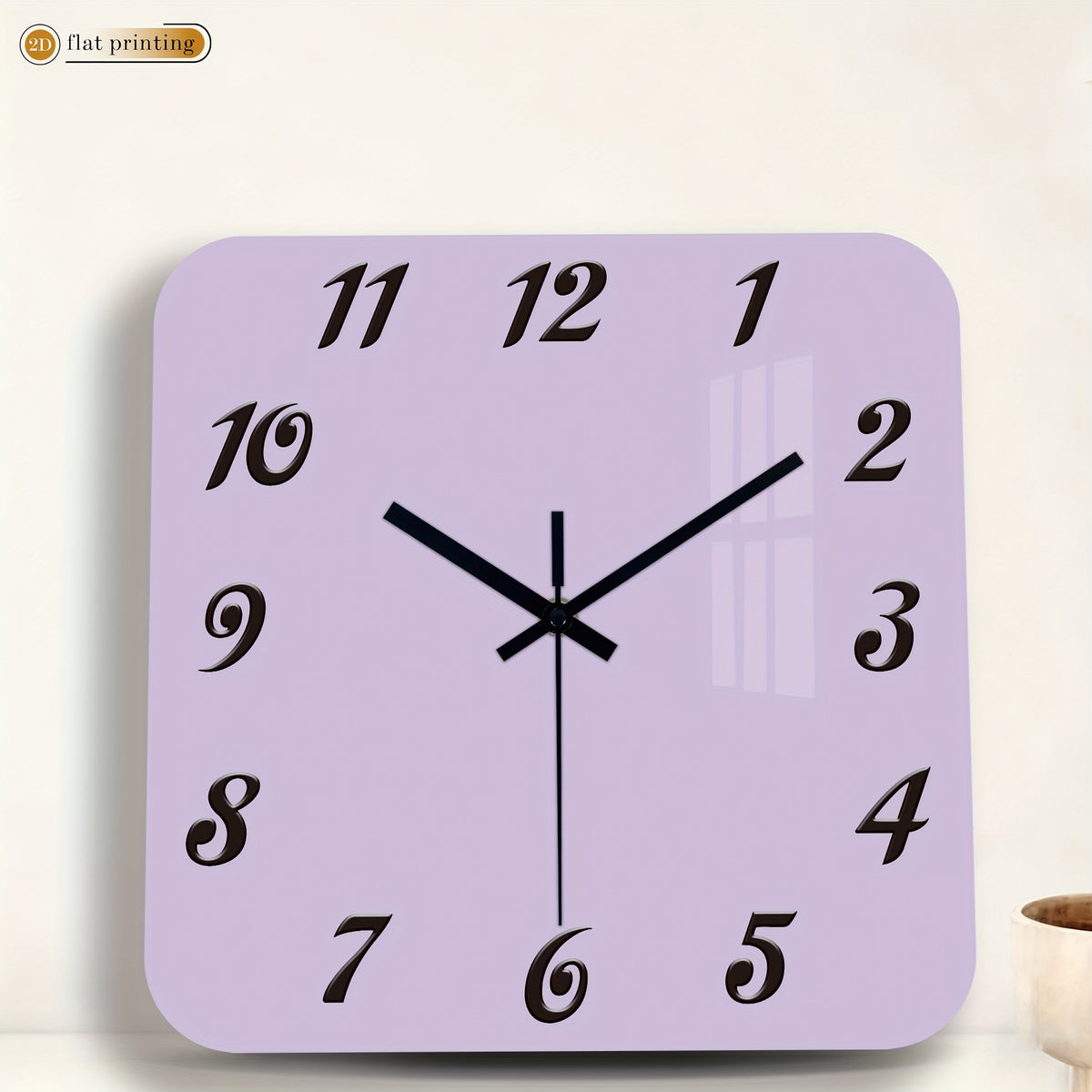 Horloge murale carrée teinte lilas aux chiffres italiques