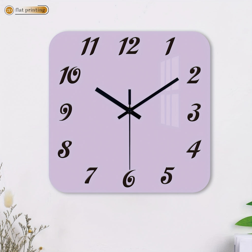 Horloge murale carrée teinte lilas aux chiffres italiques