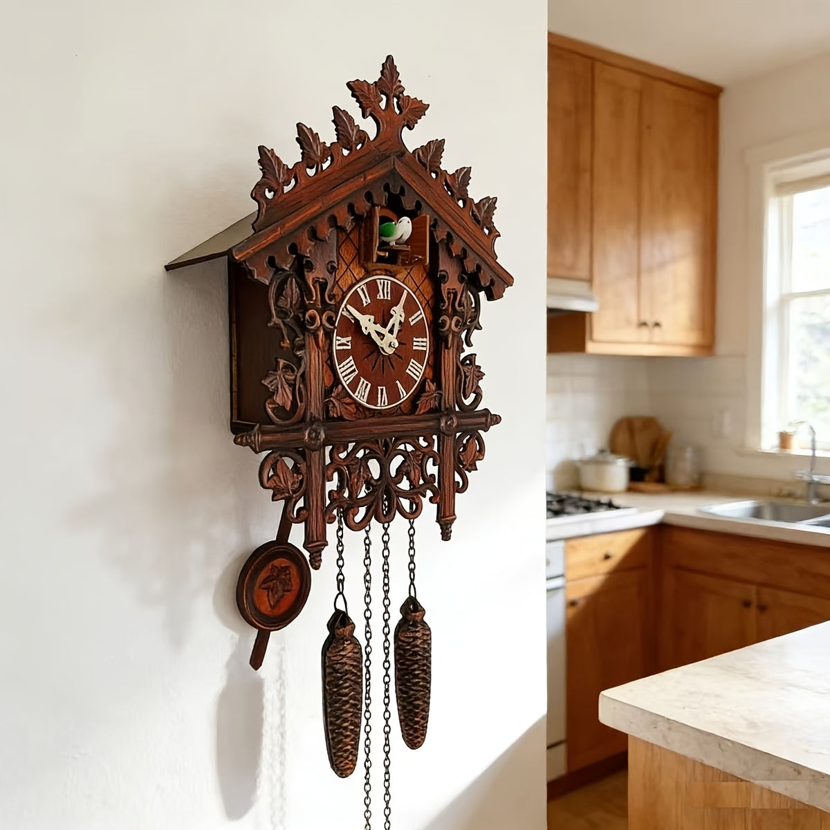 Horloge murale à coucou 45 cm au décor de lierre sculpté