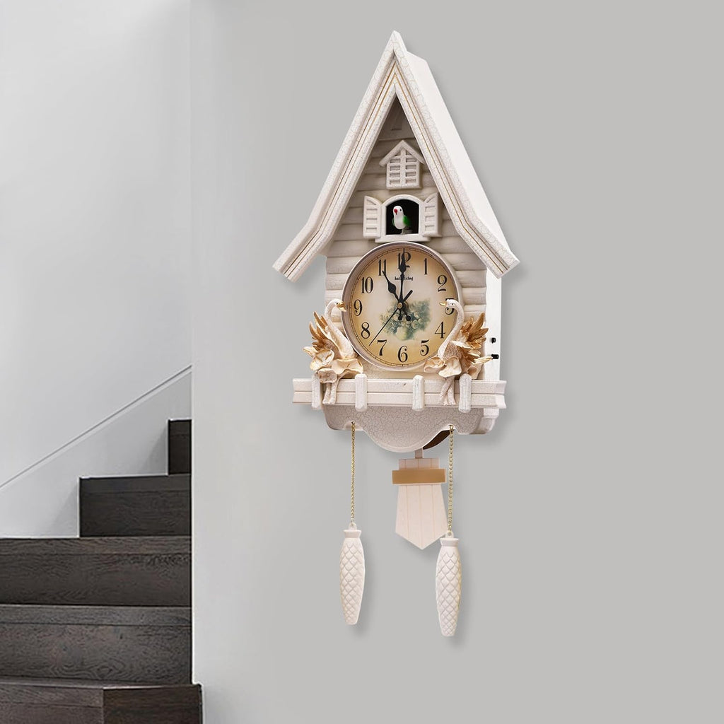 Horloge murale à coucou blanc crème, cygnes dorés au cadran