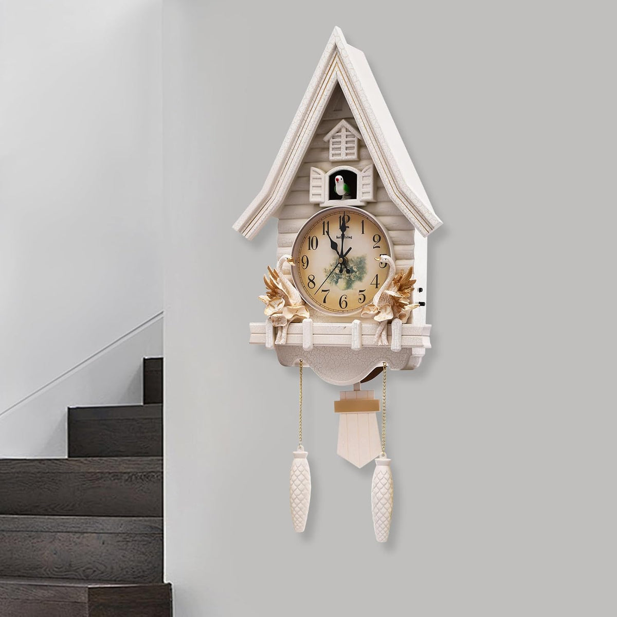 Horloge murale à coucou blanc crème, cygnes dorés au cadran