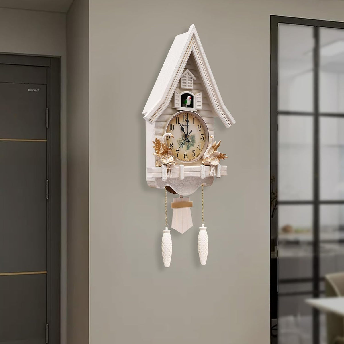 Horloge murale à coucou blanc crème, cygnes dorés au cadran