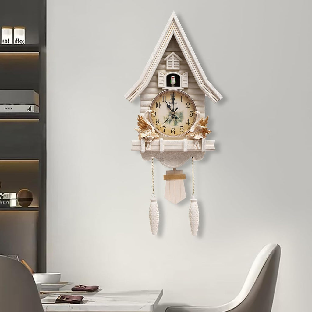 Horloge murale à coucou blanc crème, cygnes dorés au cadran