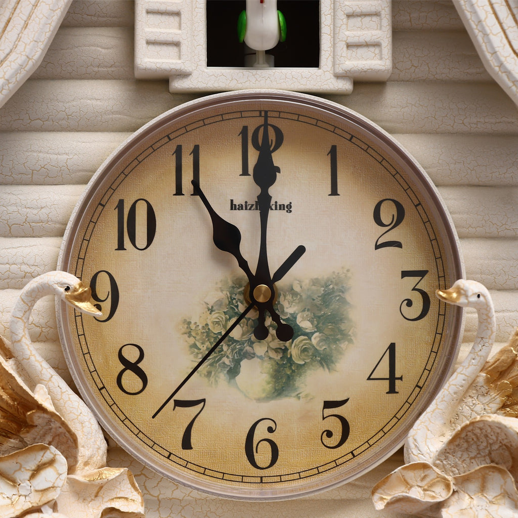 Horloge murale à coucou blanc crème, cygnes dorés au cadran