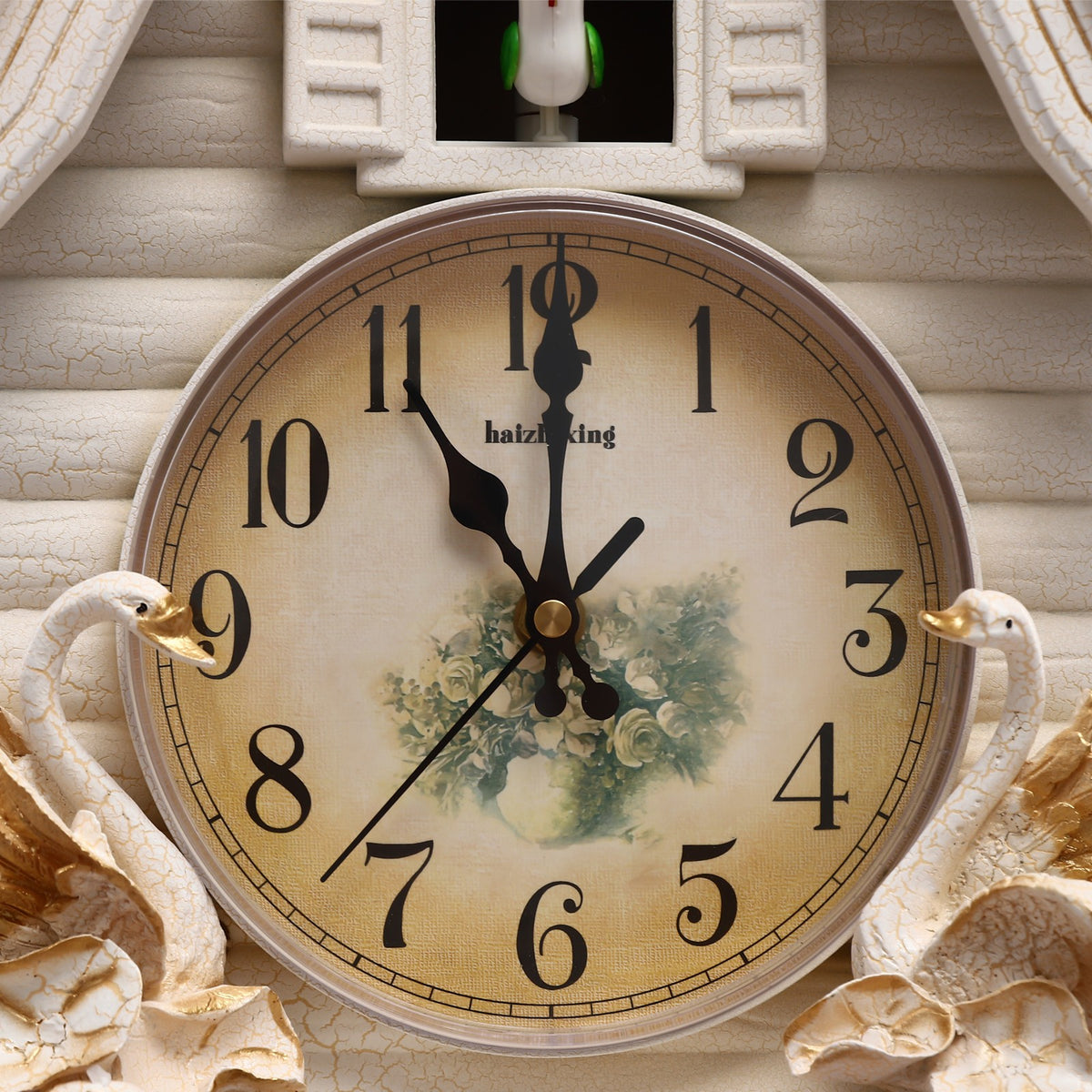 Horloge murale à coucou blanc crème, cygnes dorés au cadran