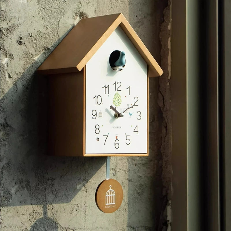 Horloge murale à coucou en bois d'aulne clair, deux modèles