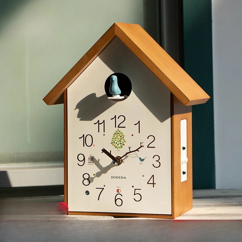 Horloge murale à coucou en bois d'aulne clair, deux modèles