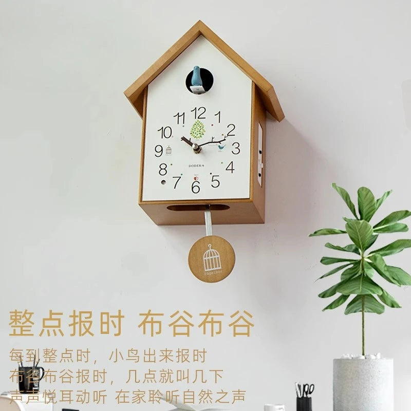 Horloge murale à coucou en bois d'aulne clair, deux modèles