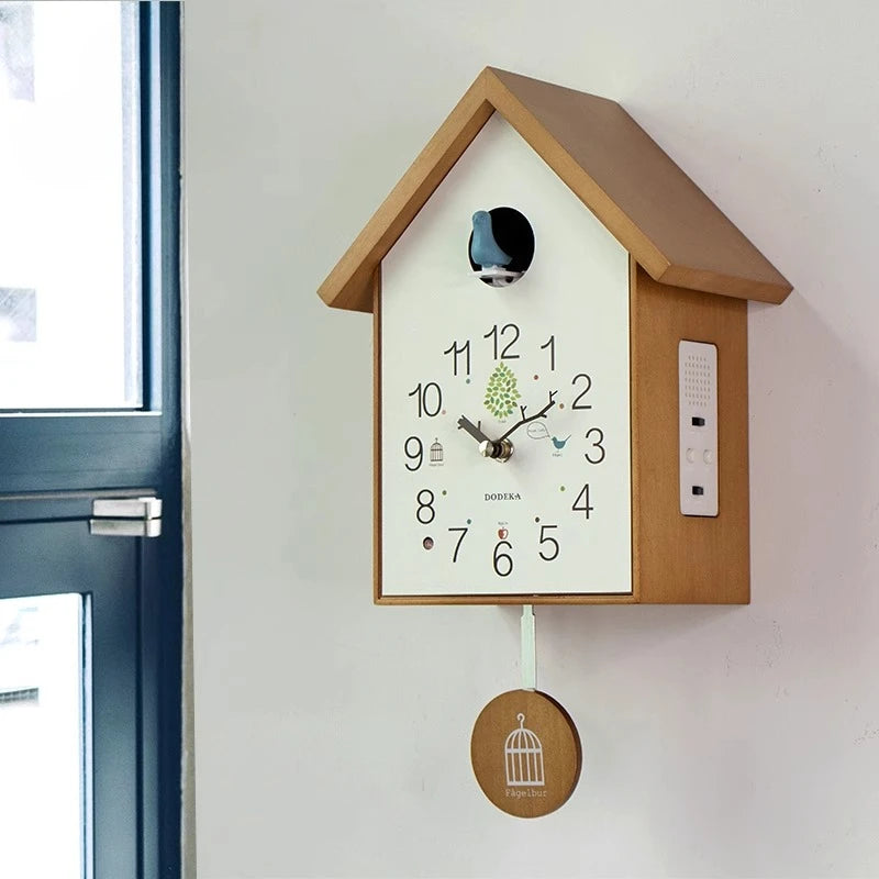 Horloge murale à coucou en bois d'aulne clair, deux modèles