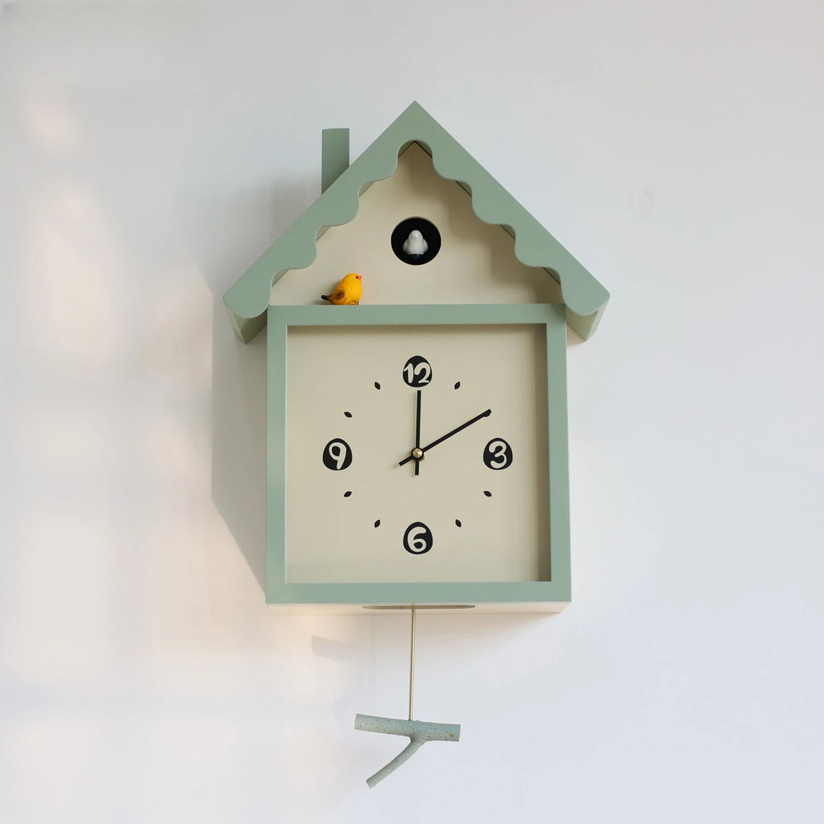 Horloge murale à coucou scandinave en bois d'okoumé 30x52 cm
