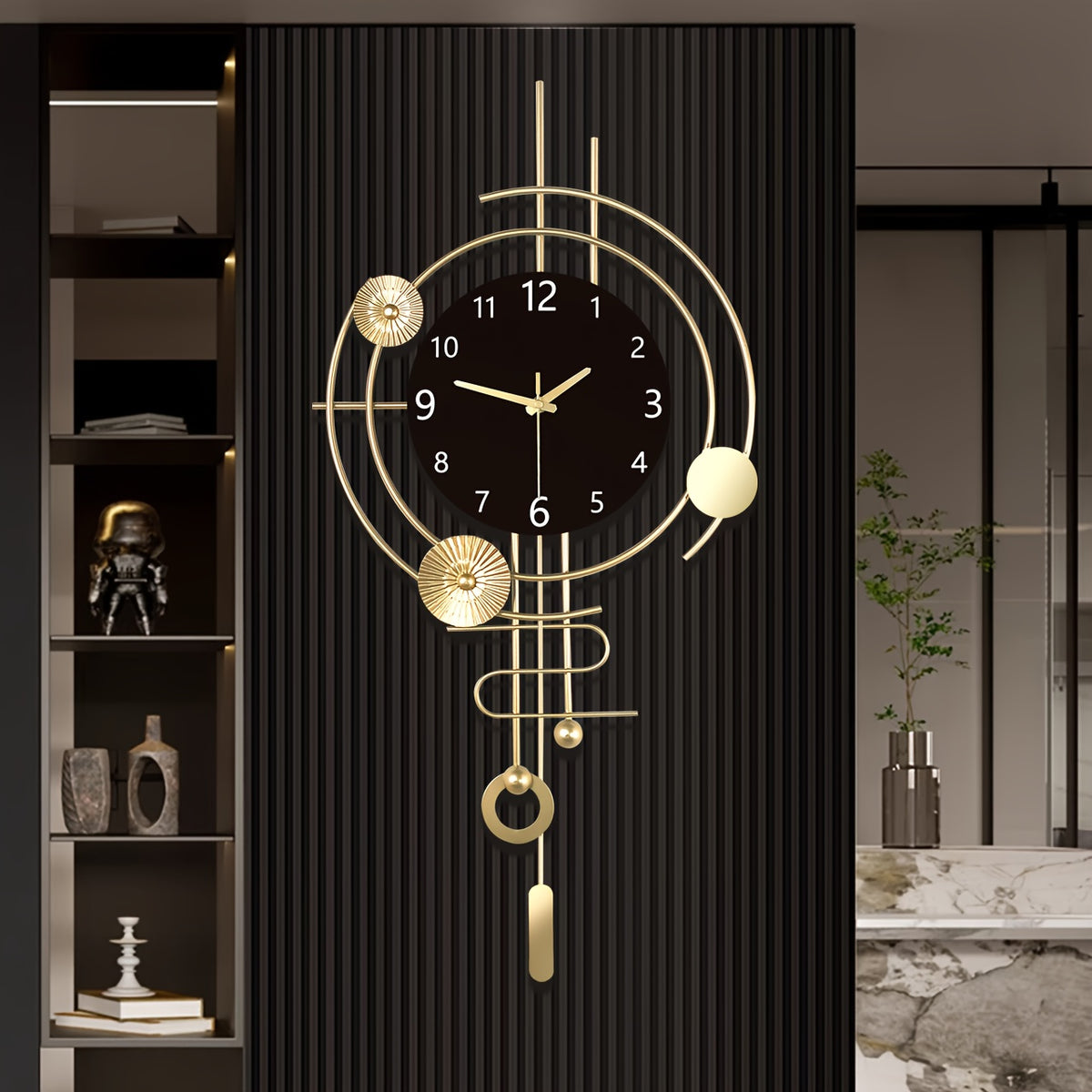 Horloge murale dorée à cadran noir, pendule et cercles ajourés