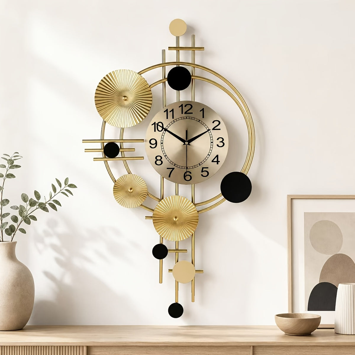 Horloge murale design dorée à disques plissés et cercles ouverts