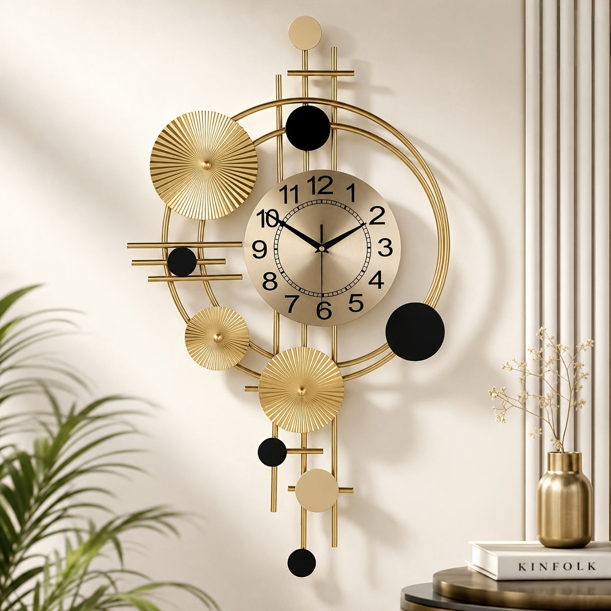 Horloge murale design dorée à disques plissés et cercles ouverts