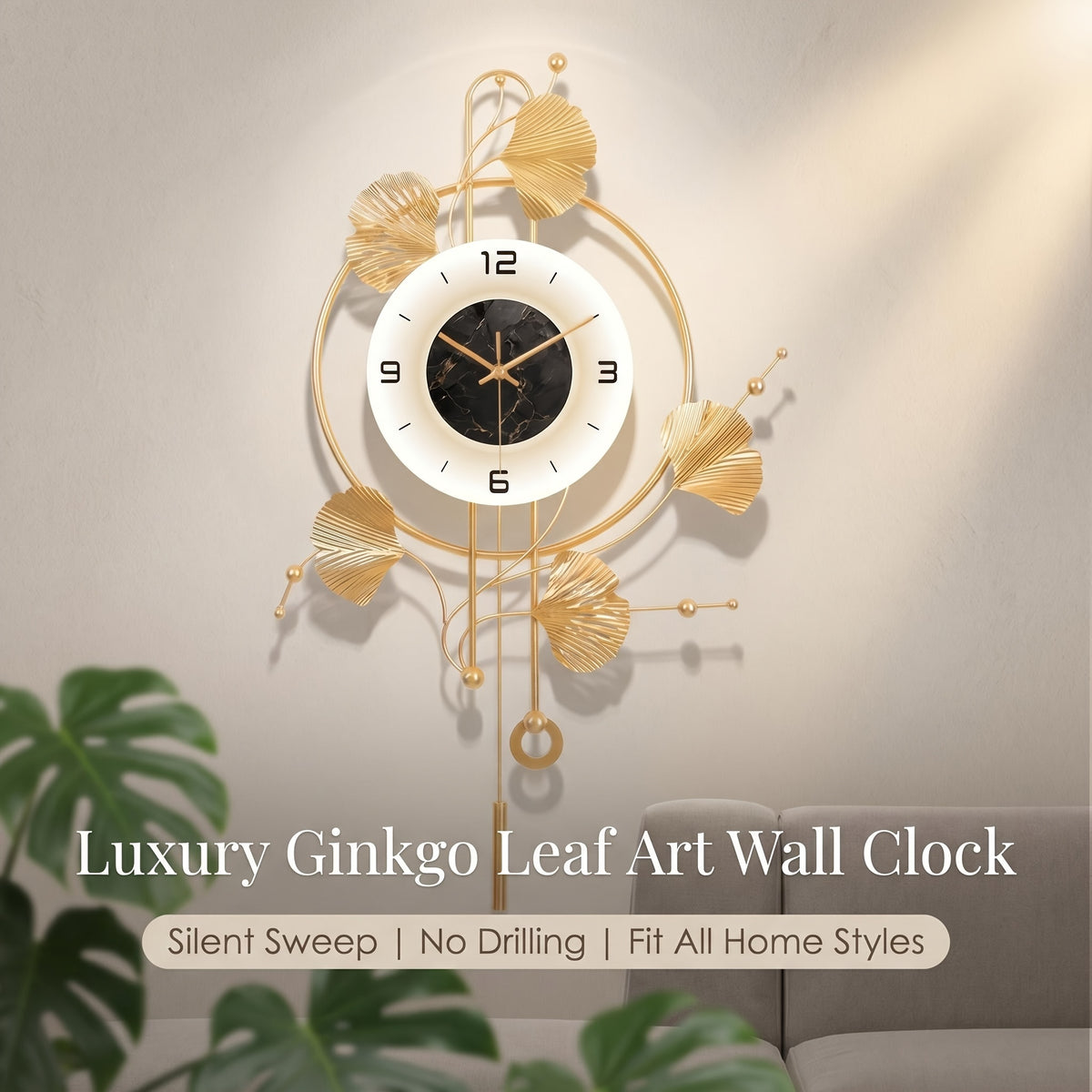 Horloge murale en fer doré à feuilles de ginkgo et balancier