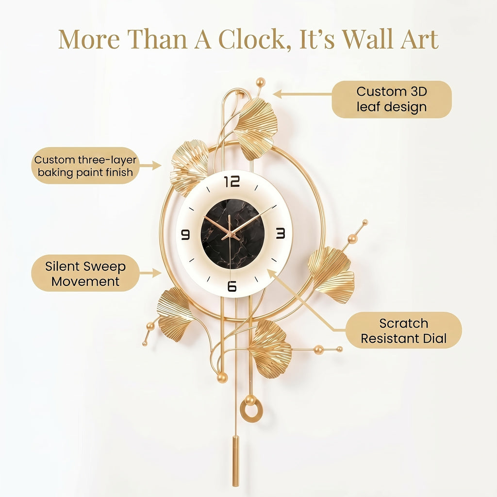 Horloge murale en fer doré à feuilles de ginkgo et balancier