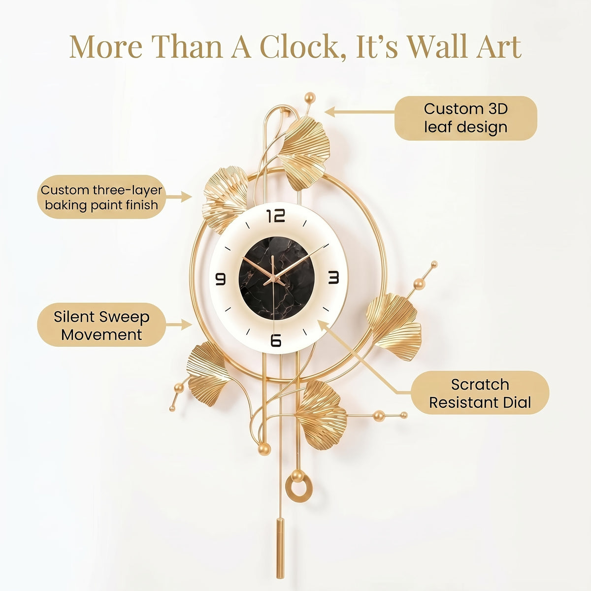 Horloge murale en fer doré à feuilles de ginkgo et balancier