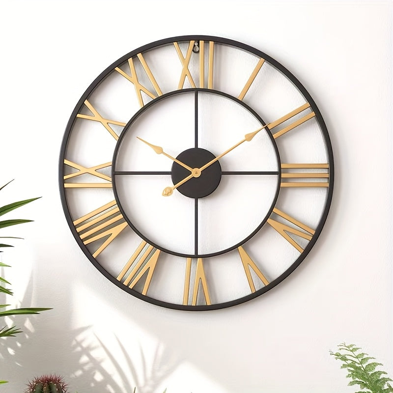Horloge murale ajourée en fer noir à chiffres romains dorés