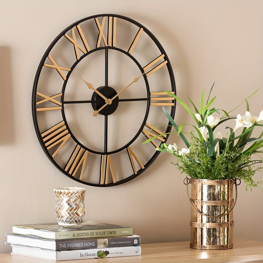 Horloge murale ajourée en fer noir à chiffres romains dorés