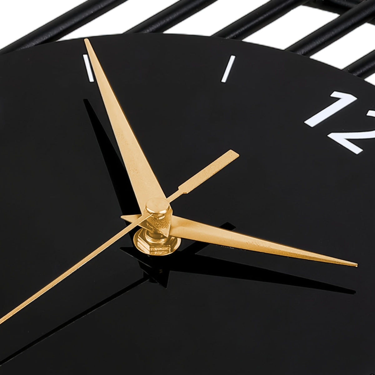Horloge murale design en métal noir, aiguilles dorées 75 cm