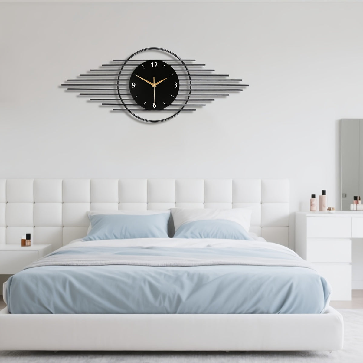 Horloge murale design en métal noir, aiguilles dorées 75 cm
