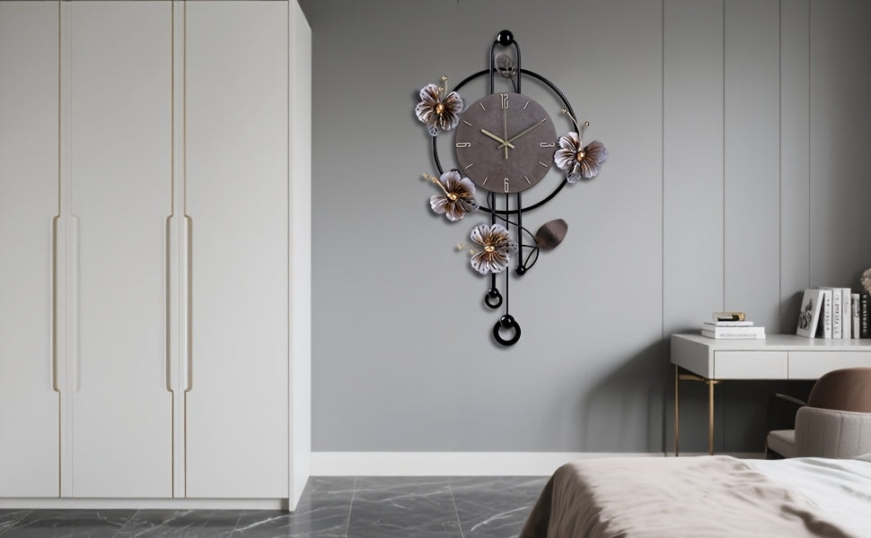 Horloge murale papillons en fer noir et balancier suspendu