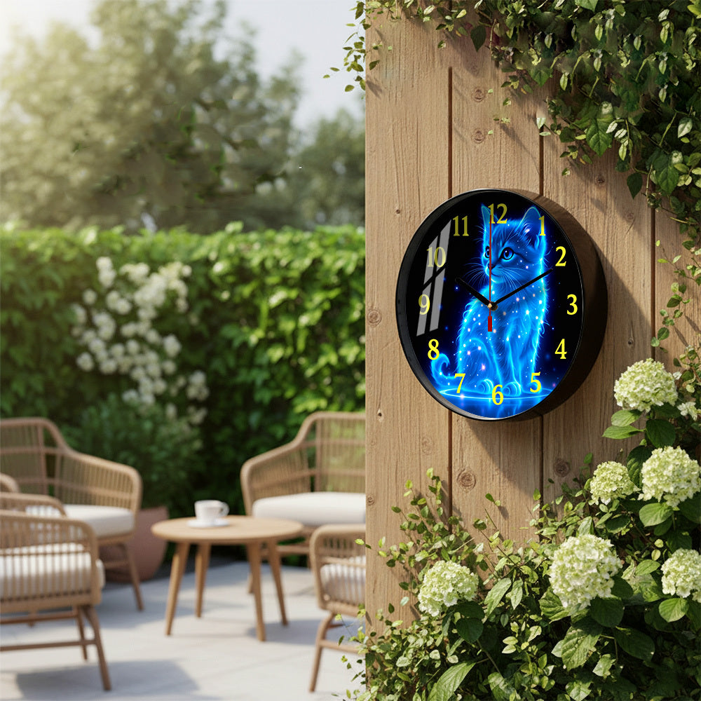 Horloge murale ronde à décor de chat bleu sur fond noir