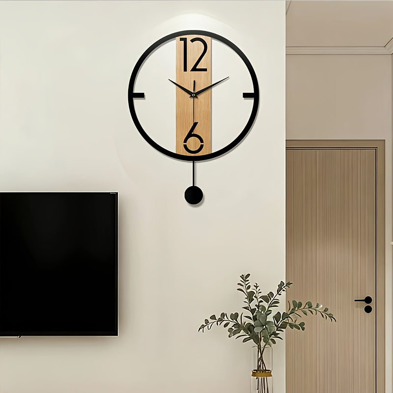 Horloge murale ronde noire et latte effet bois, à balancier