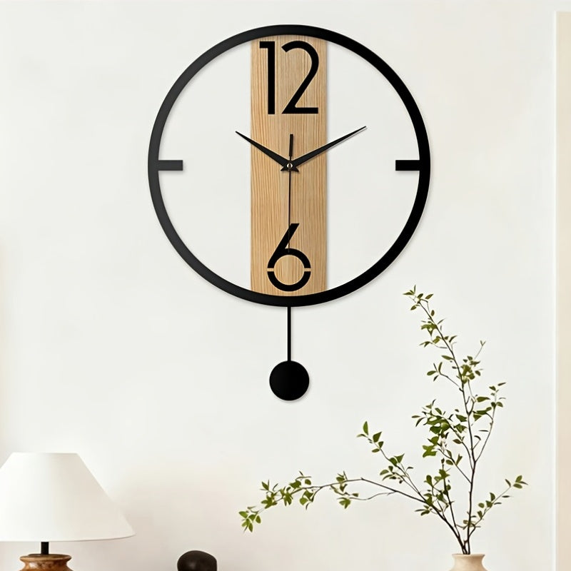 Horloge murale ronde noire et latte effet bois, à balancier