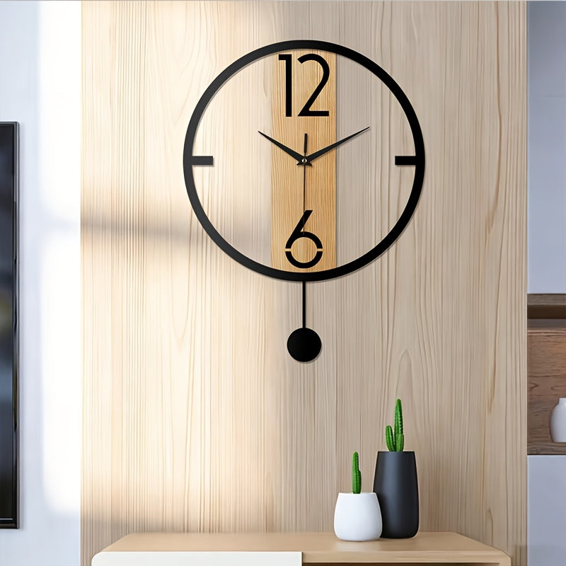 Horloge murale ronde noire et latte effet bois, à balancier