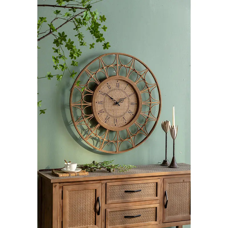 Horloge murale en rotin ajouré, chiffres romains et fer forgé