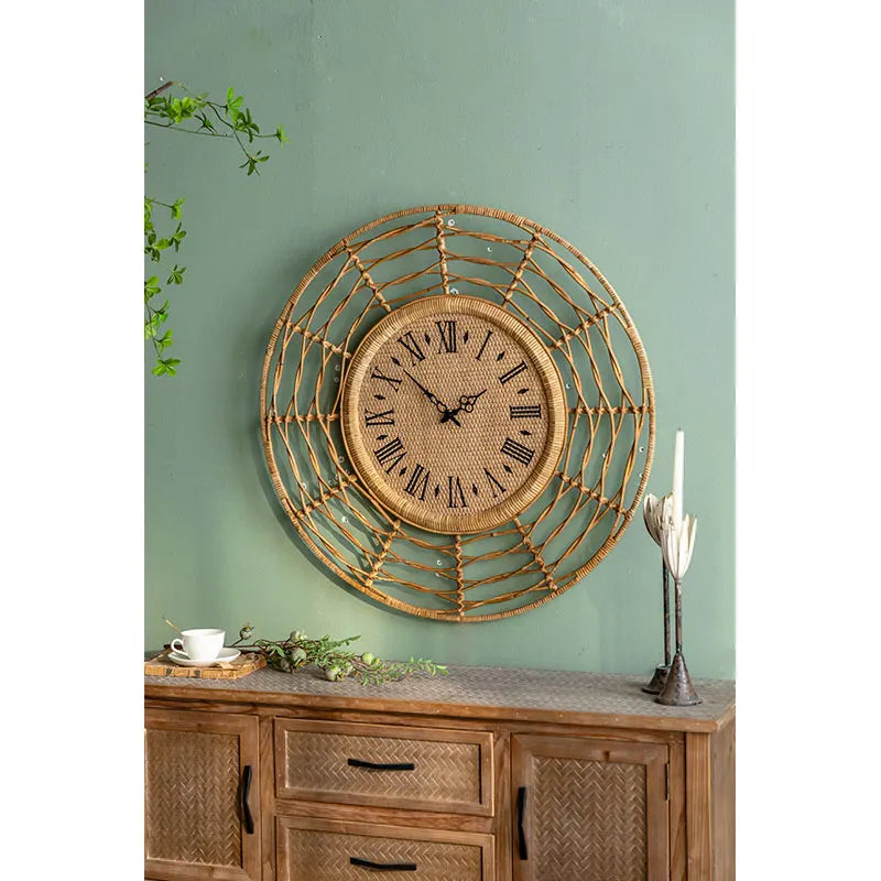 Horloge murale en rotin ajouré, chiffres romains et fer forgé