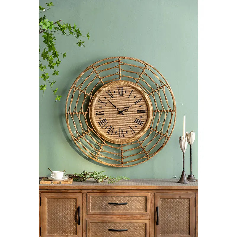 Horloge murale en rotin ajouré, chiffres romains et fer forgé
