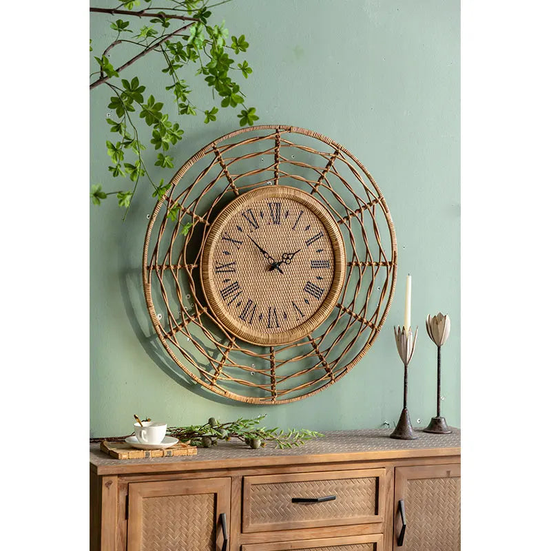 Horloge murale en rotin ajouré, chiffres romains et fer forgé