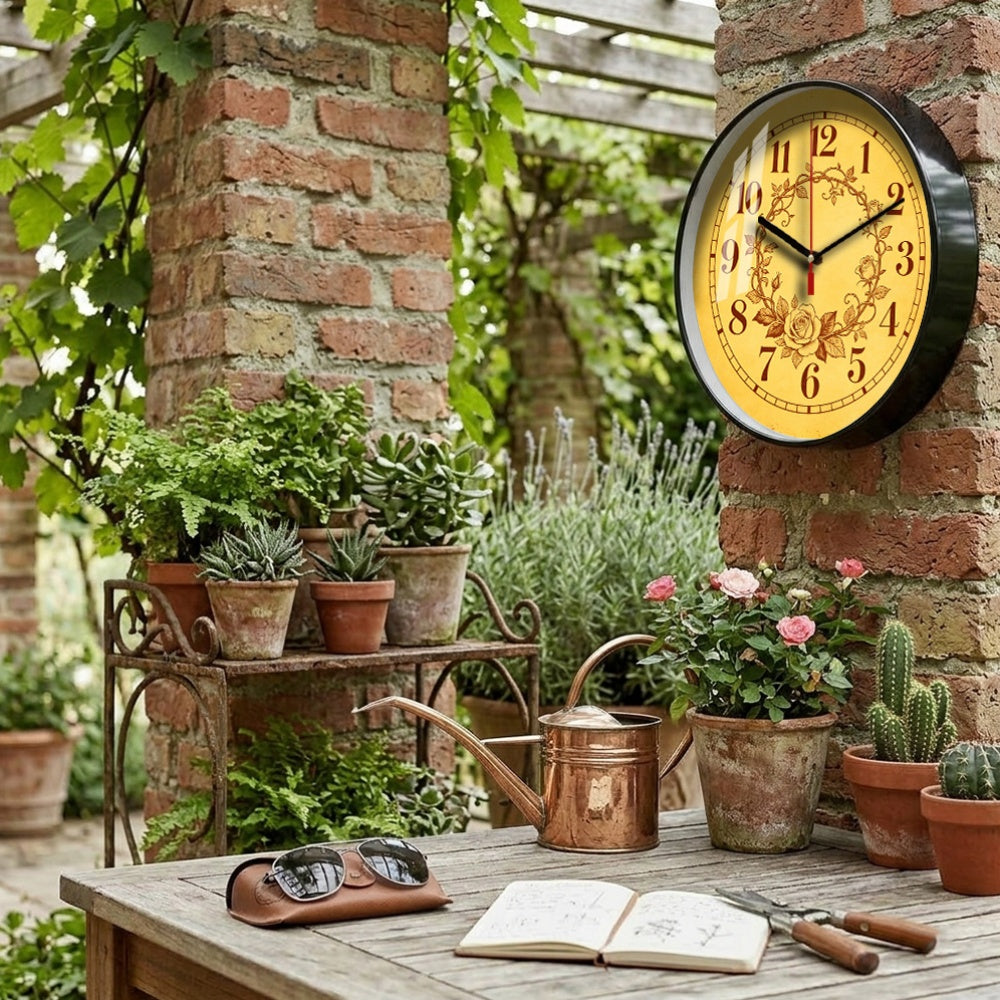 Horloge murale vintage à cadran ambré et couronne de roses