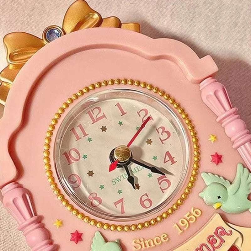 Horloge murale rose miniature 9 x 19 cm, décor d'oiseaux