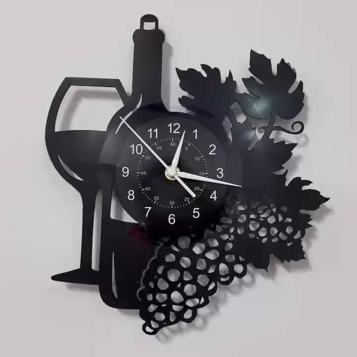 Horloge murale vinyle bouteille et grappe de raisin noire