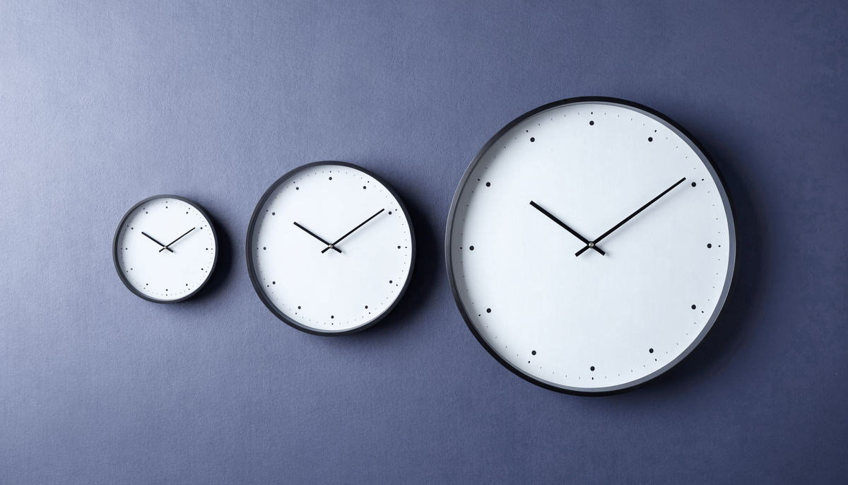 Trois horloges murales de diamètres très différents, alignées