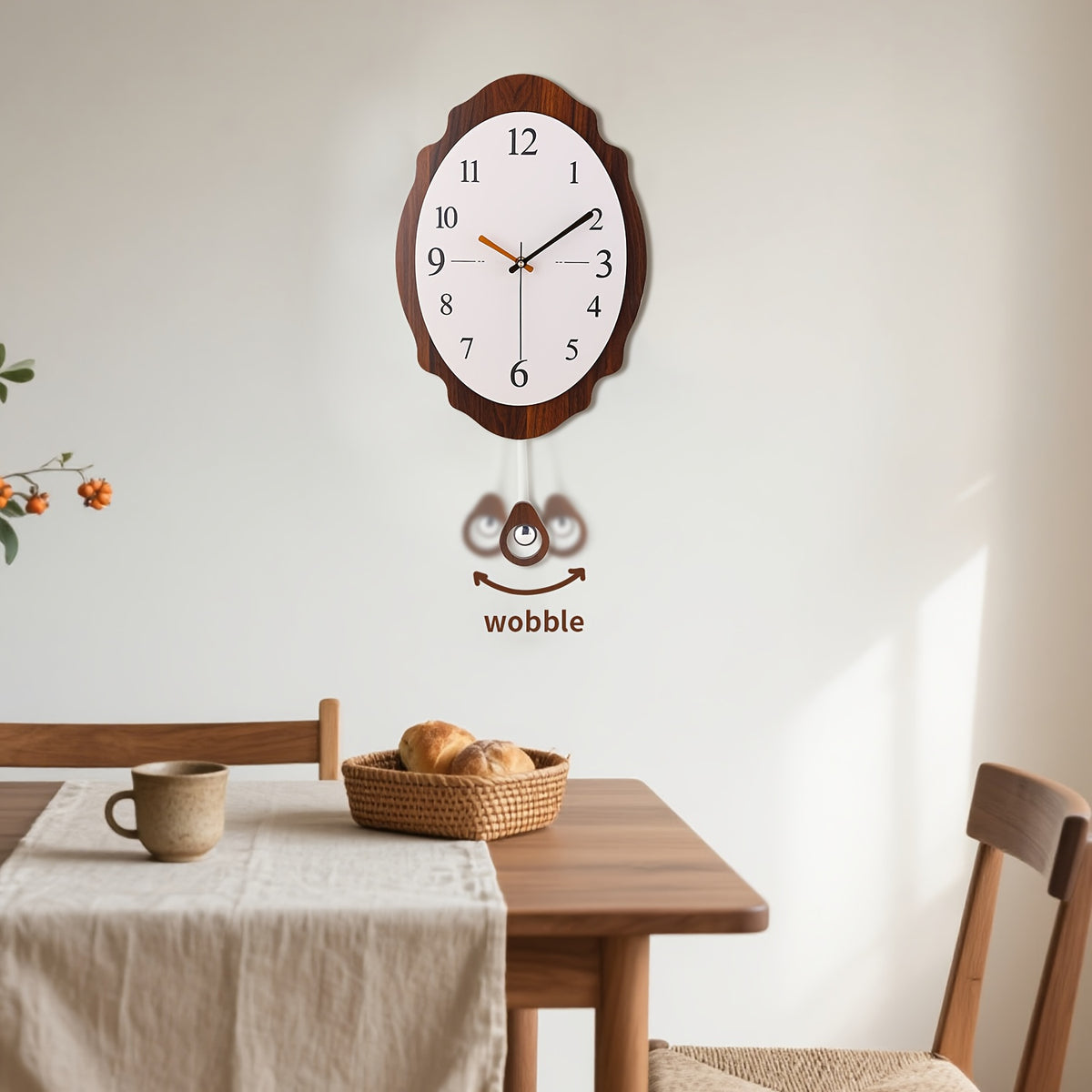 Pendule murale ovale en bois festonné 30x60 cm — Style rétro